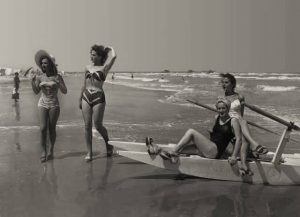 1957 Versilia , ragazze sulla spiaggia 