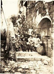 Una casa rurale della campagna Toscana in cui ci vivevano piu'famiglie (i figli non mancavano) foto di Mario Nunes Vais ,anno 1900 circa..!