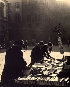 Firenze/ Piazza Strozzi Bancarella di libri usati, fine anni 50 