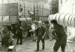1950 Moggiona (Ar) operai di una bottega di Bigonai carica le bigonce per le vigne toscane 