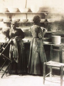  Sesto Fiorentino (FI) 1902 Operaie addette alla rifinizione dei piatti,nello stabilimento "Ginori" 