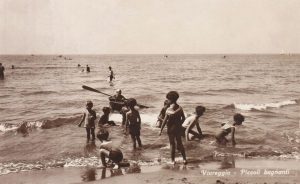 Viareggio (LU) 1929 bambini al mare -