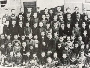 Il maestro Degl' Innocenti nel 1895, nella scuola di Antella ( Bagno a Ripoli ) aveva in classe decine di bambini.