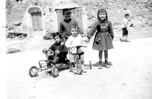 Cecina di Larciano (PT) bambini sul cantone...anni 60