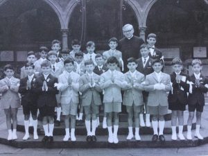 Anni 60. In piazza SS.ma Annunziata un gruppo di bambini Grassinesi , il giorno della prima Comunione.