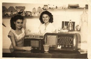 "Toscana come eravamo" Saline di Volterra(Pisa)anno 1949, il negozio"Fantasie di regali"di Alfonsina Cappellini apre l'attività, nella foto l'evento 