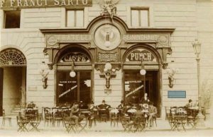 Il caffè-birreria-punch Reininghaus in Piazza Vittorio Emanuele II (oggi, Piazza della Repubblica) a Firenze, nel 1910 circa. Di li a poco, il locale avrebbe assunto il celebre nome "delle Giubbe Rosse". Foto di Luigi Juon.