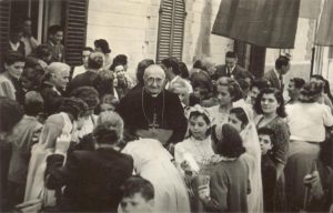 Il Vescovo di Livorno Piccioni, con un gruppo di bambini delle colonie nel 1945