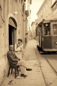 Firenze, un uomo e una donna davanti ad un negozio. con la scritta "Antica Capponi" sembra, mentre passa il tram n°6. non sono riuscito ad identificare la via, foto anni 50..!